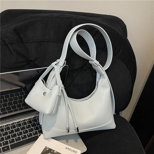 Minimalistische hellblaue Halbmondtasche mit Kieselmaserung und abnehmbarem Münzfach