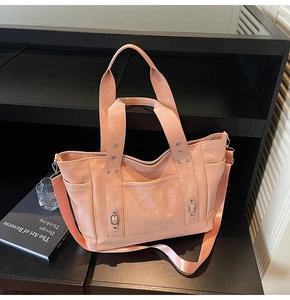 Sac fourre-tout rose pâle avec double poignée et bandoulière amovible sur socle noir