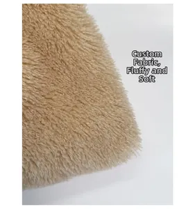 Nahaufnahme der weichen, flauschigen Plüschstoff-Textur in Beige für modische Taschen