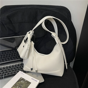 Minimalistische weiße Hobo-Tasche aus Leder mit Kieselmaserung und passendem Mini-Etui