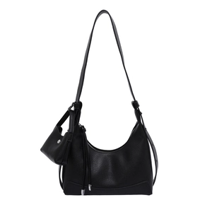 Minimalistische schwarze Hobo-Tasche aus Leder mit passendem Mini-Münzfach-Anhänger