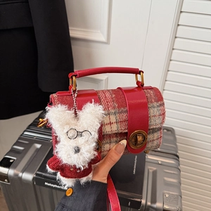 Sac à main chic à carreaux rouges avec charm chien en peluche et fermoir doré