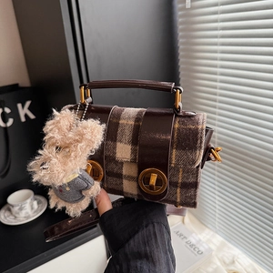 Sac bandoulière en laine et cuir avec boucles métalliques et pendentif chiot