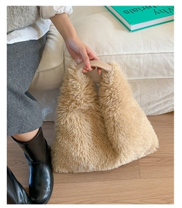 Detailstruktur der Plüsch-Handtasche in Beige mit ergonomischen Ledergriffen für Damen