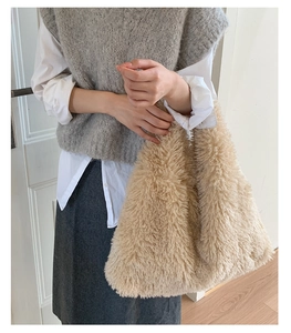 Detailansicht der flauschigen Plüsch-Tragetasche mit viel Platz für den Wintertrend