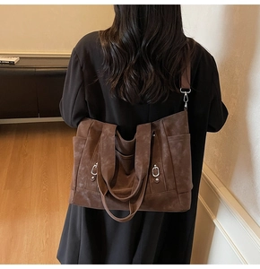 Détail du sac cabas marron rétro avec bandoulière réglable et ferrures en métal argenté