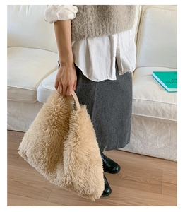 Detailansicht der flauschigen Plüschtasche in Beige mit eleganten runden Tragegriffen
