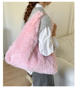 Nahaufnahme der rosa Kunstpelz-Tasche mit weicher Textur und großem Fassungsvermögen