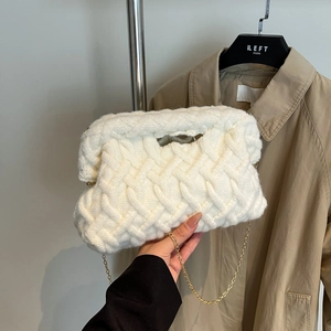 Grand sac à bandoulière en maille blanche avec chaîne dorée pour un look d'hiver chic