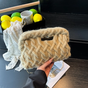 Grand sac à main en tricot fait main avec texture torsadée et bandoulière dorée