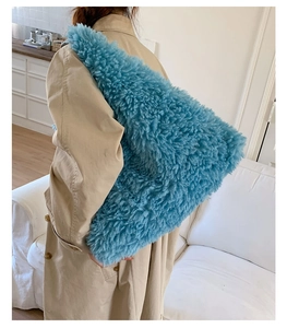 Detail einer hellblauen Plüsch-Tragetasche aus flauschigem Kunstfell am Model getragen
