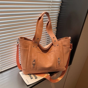 Sac fourre-tout chic en cuir synthétique marron-orange avec large bandoulière