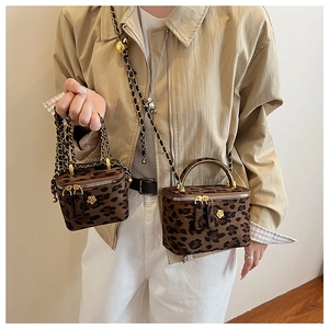 Détails des sacs boîte à imprimé léopard avec chaîne et fermetures camélia dorées