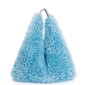 Flauschi hellblaue dreieckige Plüschtasche mit grauem Griff auf weißem Hintergrund