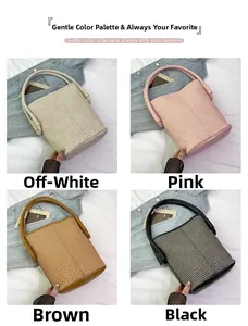 Détail de sacs seaux tissés en blanc cassé, rose, marron et noir avec anses rondes