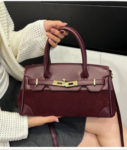 Détail du sac Kelly bordeaux avec mélange de daim et fermeture à verrou en métal doré