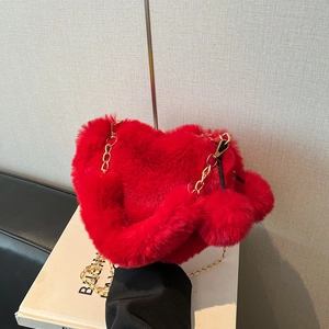 Rote herzförmige Plüschhandtasche mit flauschigem Kunstfell und goldener Kette