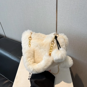 Elegante cremeweiße Kunstfell-Schultertasche mit goldener Kette und flauschigen Pompons