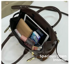 Vue de dessus d'un sac à main marron avec tablette, portefeuille et produits de beauté