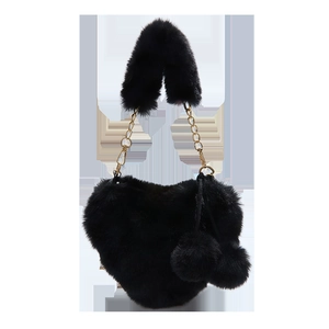 Süße schwarze Plüschhandtasche in Herzform mit goldener Kette und flauschigen Pompons