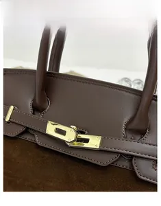 Gros plan détaillé du fermoir doré et des coutures sur un sac en daim marron élégant