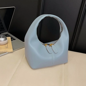 Détail du sac à main bleu clair minimaliste avec double fermeture éclair et surpiqûres
