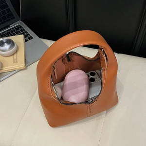 Vue intérieure du sac hobo marron montrant la capacité pour téléphone et cosmétiques