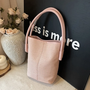 Sac seau chic en paille tissée rose pour femme avec anses rondes élégantes et anneaux métal