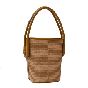 Sac seau tressé marron caramel avec garniture en cuir et double anse ronde sur le dessus