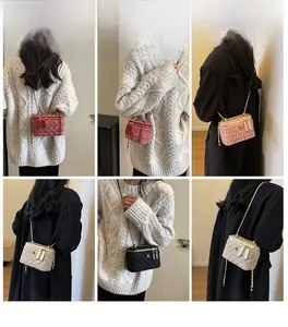 Grille détaillée de sacs bandoulière en tweed colorés avec motifs matelassés