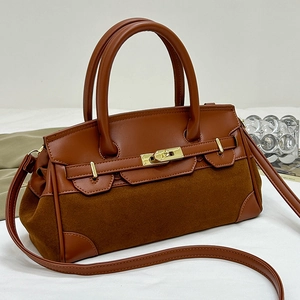 Sac Kelly en cuir marron et daim patchwork avec fermoir doré et bandoulière