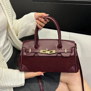Sac à main chic bordeaux en cuir mat avec boucle dorée et poignée supérieure fine