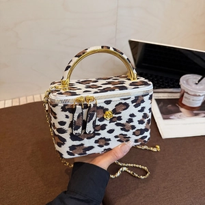 Mini sac boîte à motif léopard avec ornement camélia doré et poignée métallique