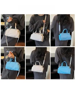 Vista multi-angolo della borsa a tracolla a quadretti in beige e blu indossata
