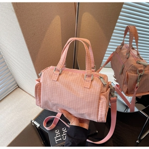 Dettaglio borsa Boston a quadretti rosa con doppi manici e tracolla regolabile