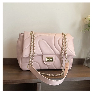 Detailansicht der rosa Stepptasche mit goldener Kette und metallischem Drehverschluss