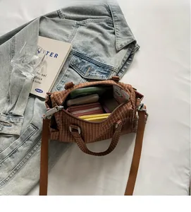 Mini borsa Boston marrone a quadretti con interno spazioso per portafogli e accessori