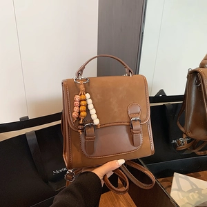 Zaino retrò in pelle PU marrone con fibbie vintage e ciondolo di perline colorate