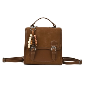 Zaino retrò marrone in ecopelle con fibbie vintage e ciondolo a nappa stile bohémien