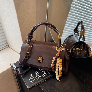 Sac baguette rétro marron foncé avec fermoir doré et breloque en perles colorées