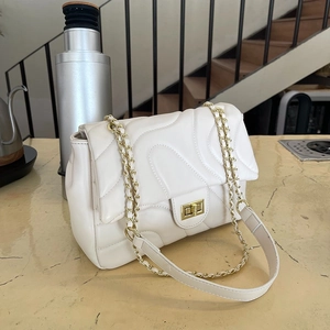 Schicke beige gesteppte Kettenschultertasche mit Wellennähten und goldenem Drehverschluss