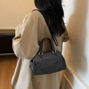Borsa a tracolla minimalista a scacchi bianchi e neri con tracolla regolabile