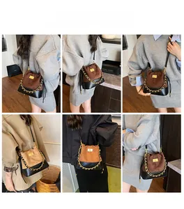 Détail du sac seau vintage avec patchwork texturé et bandoulière en chaîne dorée audacieuse