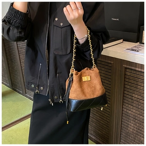Sac seau rétro en daim marron et cuir matelassé noir avec bandoulière en chaîne dorée
