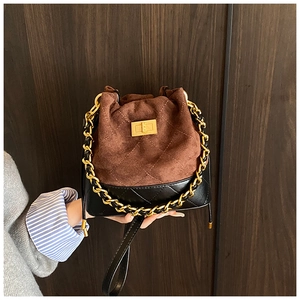 Détails du sac seau bicolore avec matelassage et poignée en chaîne dorée