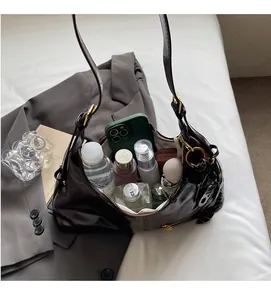 Vue intérieure montrant la grande capacité de rangement du sac à bandoulière marron