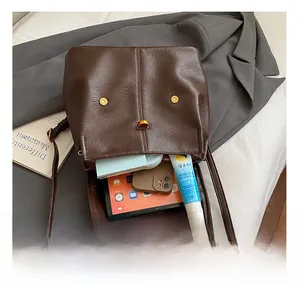 Vue intérieure montrant la grande capacité de rangement du sac à dos en cuir vintage