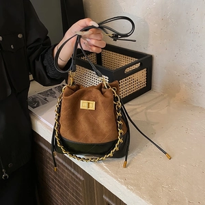 Sac seau vintage bicolore en daim marron avec matelassage et détails en cuir noir