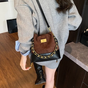 Sac seau vintage en daim marron et cuir matelassé noir avec bandoulière chaîne dorée