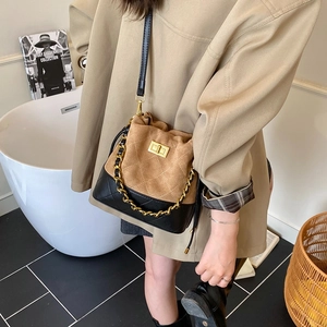 Sac seau rétro en daim camel et cuir noir avec surpiqûres losanges et chaîne dorée